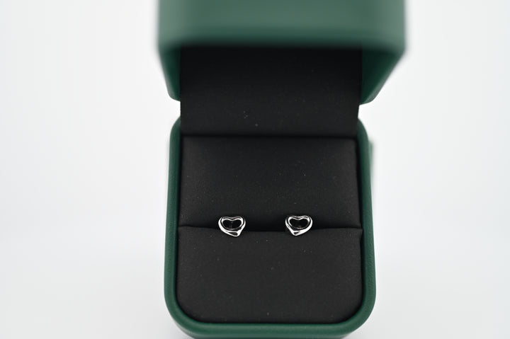 Cercei Hera din platină în cutie elegantă verde, design clasic și sofisticat, inspirați de zeița Hera, pentru femeia modernă.