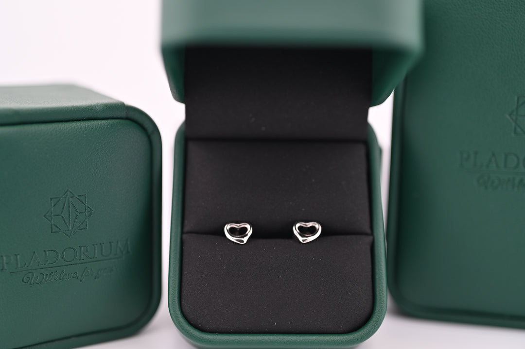 Cercei din platină Hera în cutie elegantă Pladorium, design clasic și sofisticat pentru femei, ideal cadou premium. #cercei #platină
