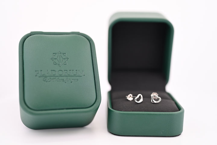 Cercei din platină Hera de la Pladorium, în cutie elegantă verde. Bijuterii premium, design clasic, pentru femeia modernă.
