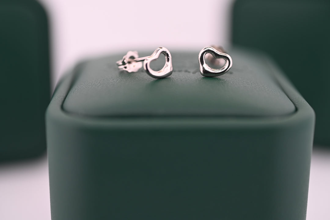 Cercei platină Hera pe suport verde, design elegant, perfect pentru femeia modernă, cadou premium din diamante lab grown, bijuterie fină.