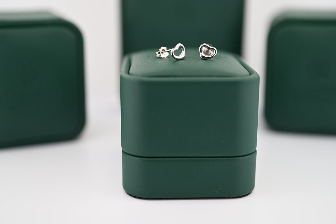 Cercei Hera din platină, eleganți și fini, prezentati într-o cutie verde, inspirați din regalitatea zeiței pentru femeia modernă.