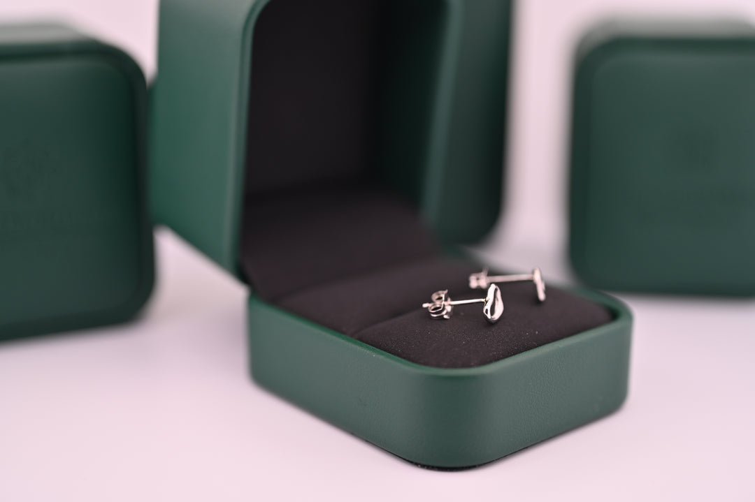 Cercei Platină Hera în cutie verde, eleganță premium pentru femeia modernă.