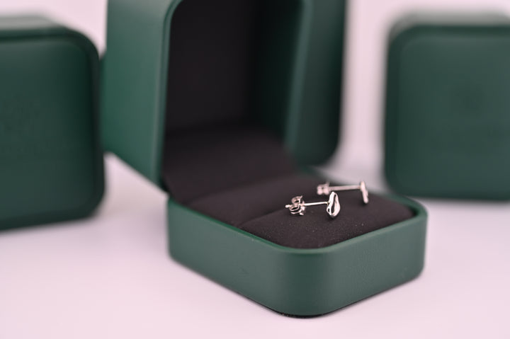 Cercei Platină Hera în cutie verde, eleganță premium pentru femeia modernă.
