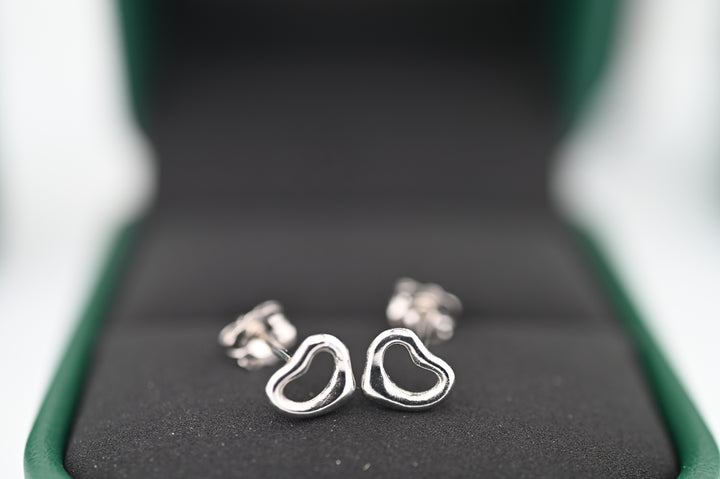 Cercei de platină Hera, design elegant și clasic, inspirați de zeița Hera, pentru femeia modernă. Disponibili în cutie de bijuterii.