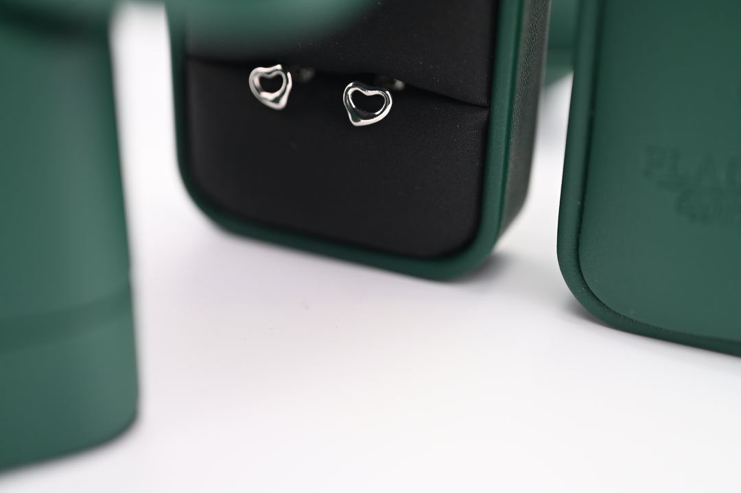 Cercei Hera din platină în formă de inimă, design elegant, cadou perfect pentru femei, disponibili la Pladorium.