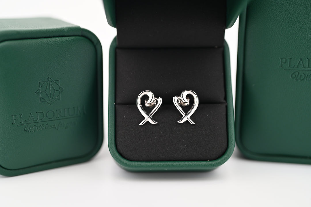Cercei Eros din platină în formă de inimă, eleganți și sofisticați, în cutie verde Pladorium, inspirați de zeul iubirii.
