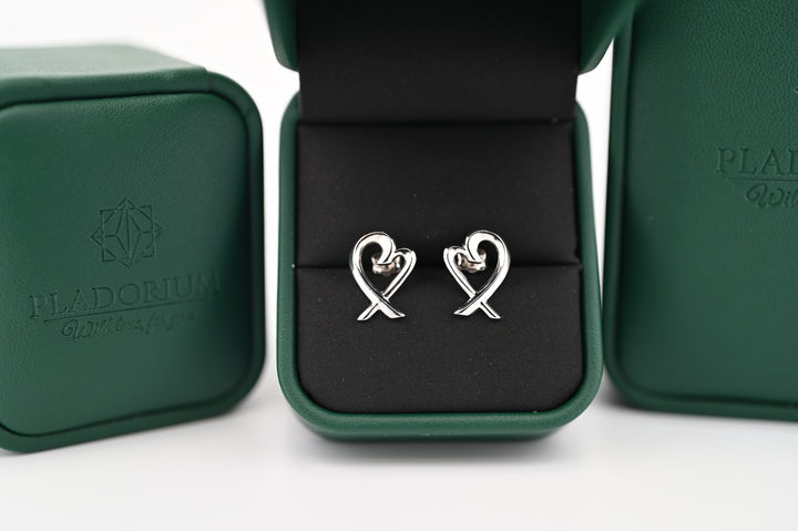 Cercei Eros din platină în formă de inimă, eleganți și sofisticați, în cutie verde Pladorium, inspirați de zeul iubirii.