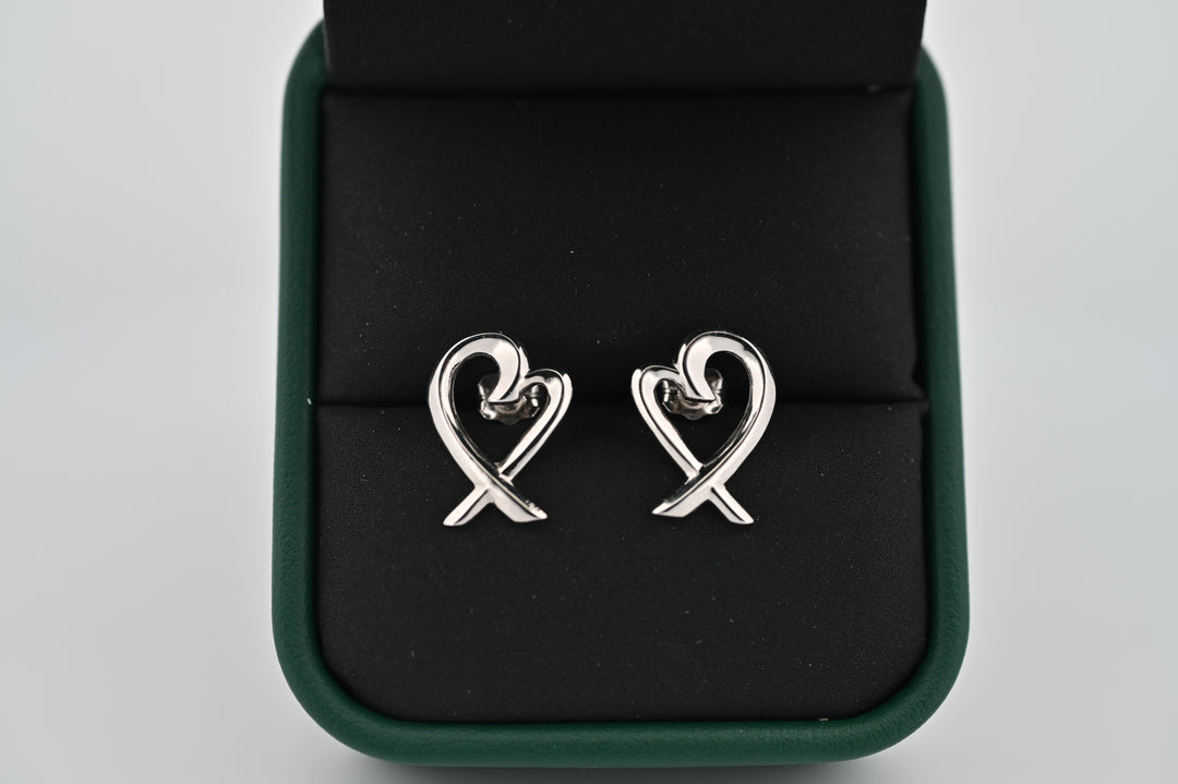 Cercei Eros din platină, eleganți și sofisticati, inspirați de zeul iubirii, ideali pentru un cadou premium pentru femei.