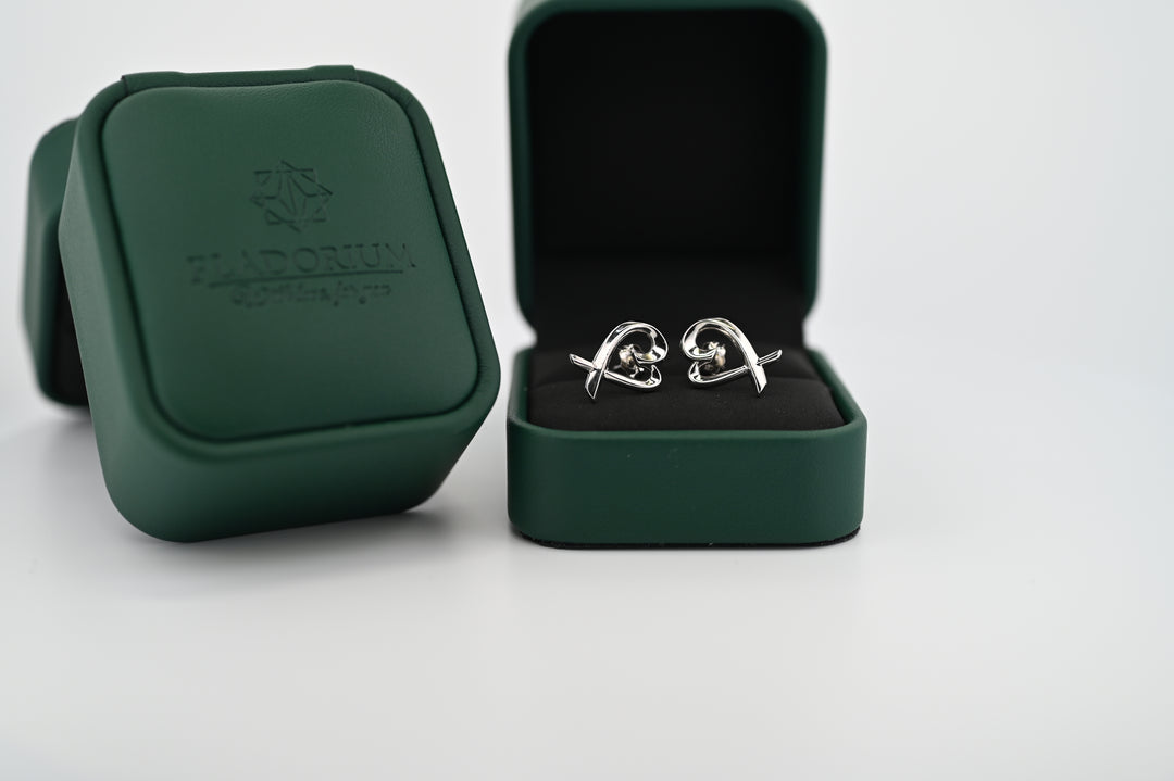 Cercei Eros din platină în cutie elegantă Pladorium, oferind o notă sofisticată și plină de pasiune, cadou perfect pentru femei.