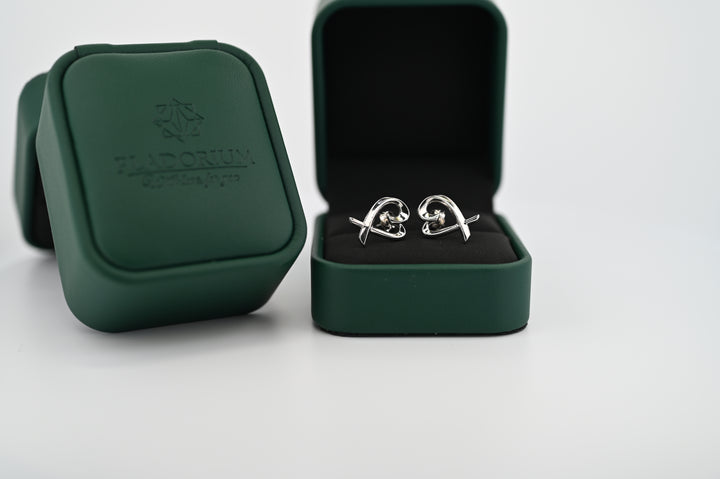 Cercei Eros din platină în cutie elegantă Pladorium, oferind o notă sofisticată și plină de pasiune, cadou perfect pentru femei.