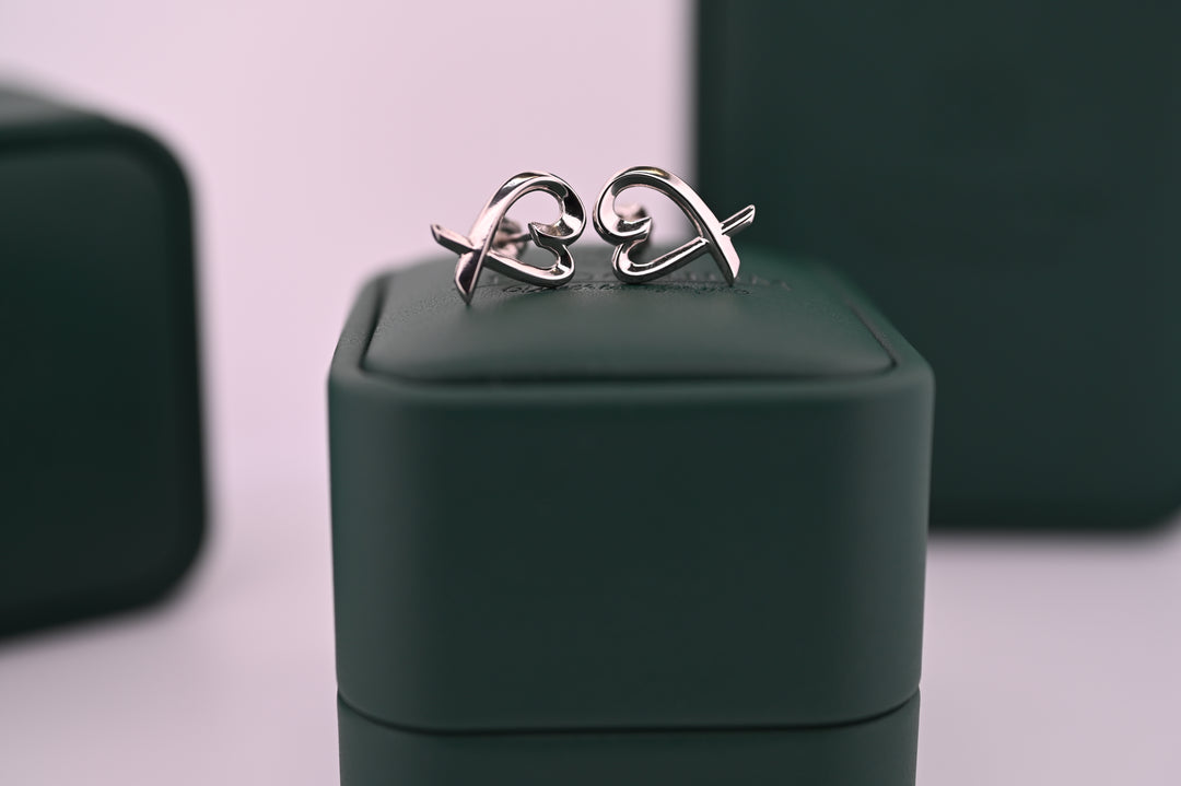 Cercei Platină Eros inspirați de zeul iubirii, oferind eleganță și un strop de romantism, dispuși pe o cutie neagră elegantă. Ideal cadou femei.