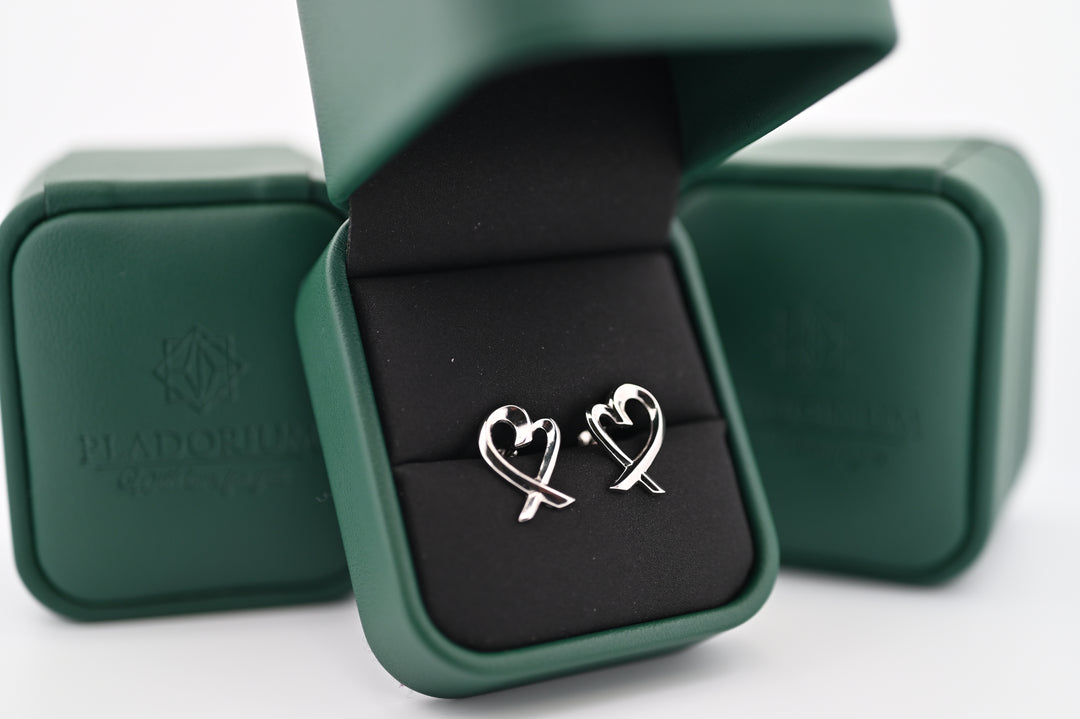 Cercei Eros din platină, design elegant inspirat de iubire, cadou premium pentru femei, disponibili pe Pladorium.