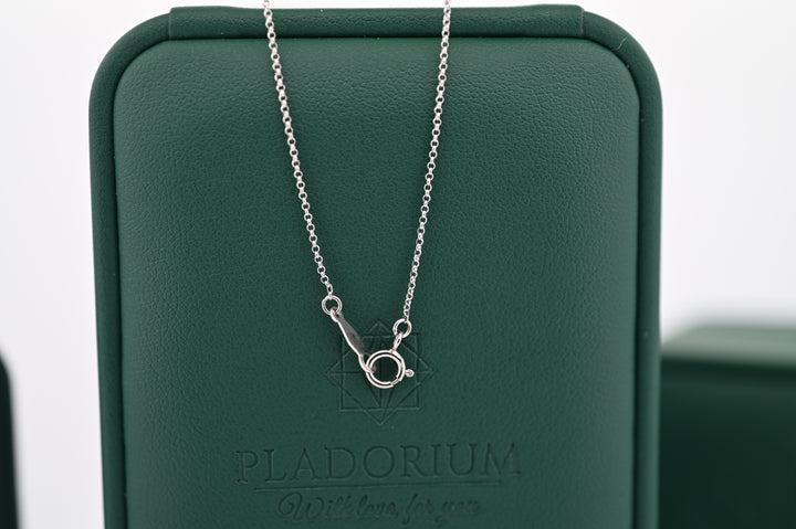 Lanț fin de platină 1mm, luxos și elegant, simbol al eternității și rafinamentului, prezentat pe suport verde Pladorium.