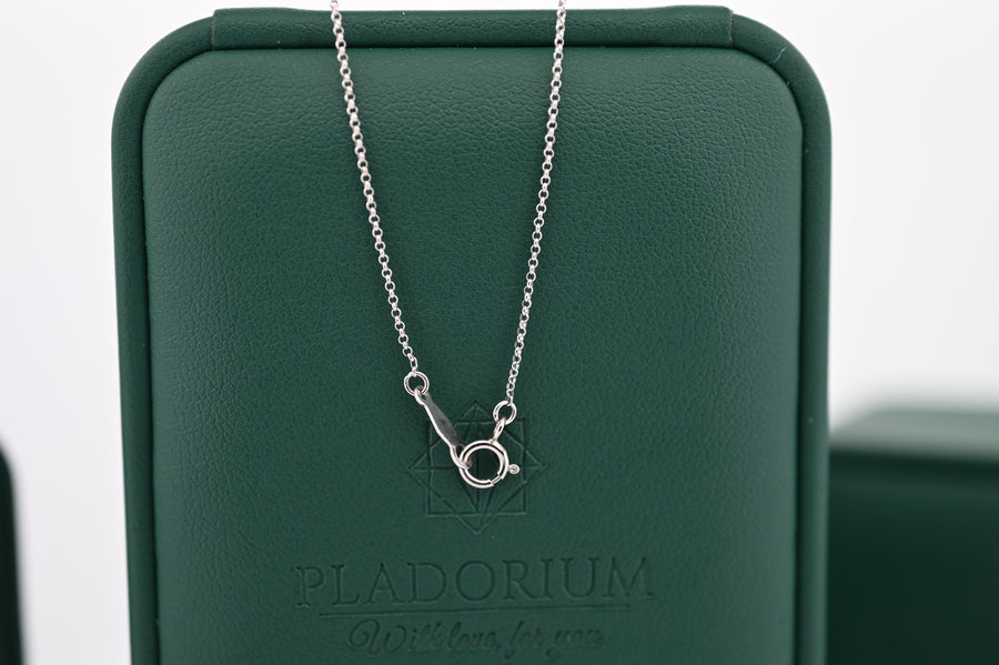 Lanț fin de platină 1mm, luxos și elegant, simbol al eternității și rafinamentului, prezentat pe suport verde Pladorium.