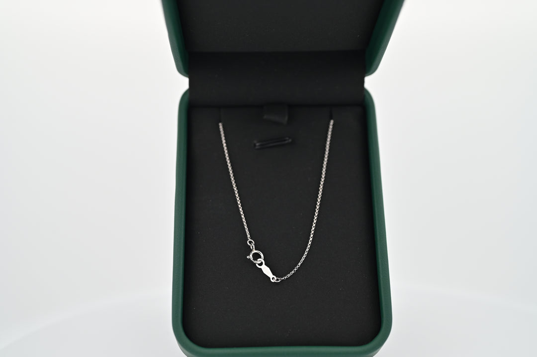 Lant platina de 1mm, elegant si durabil, in cutie cadou. Bijuterie premium pentru femei, rafinat, simbol al durabilității și grației.