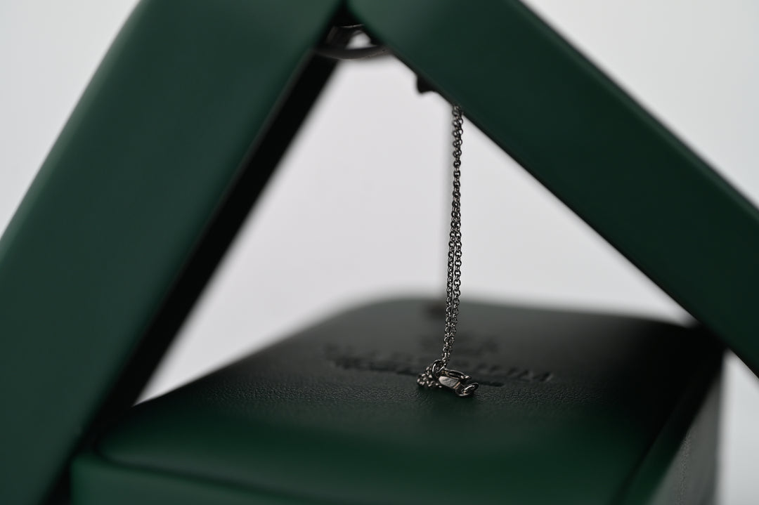 Elegant Lant din platina 1.2mm prezentat intr-o cutie verde, simbolizând luxul și rafinamentul, ideal ca bijuterie premium pentru femei.