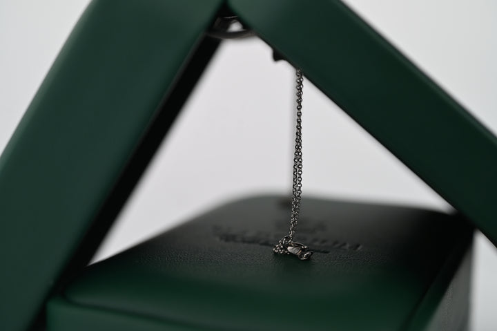 Elegant Lant din platina 1.2mm prezentat intr-o cutie verde, simbolizând luxul și rafinamentul, ideal ca bijuterie premium pentru femei.