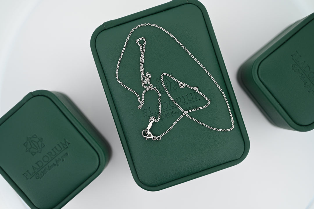 Lanț Platina 1.2mm pe cutie verde Pladorium, simbol al rafinamentului și durabilității, cadou perfect pentru femei elegante.