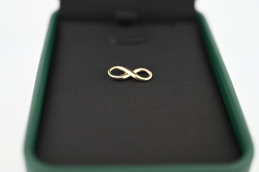 Elegant pandantiv din aur într-o cutie de prezentare, design infinit, ideal cadou de lux pentru femei, bijuterii premium elegante Pladorium.