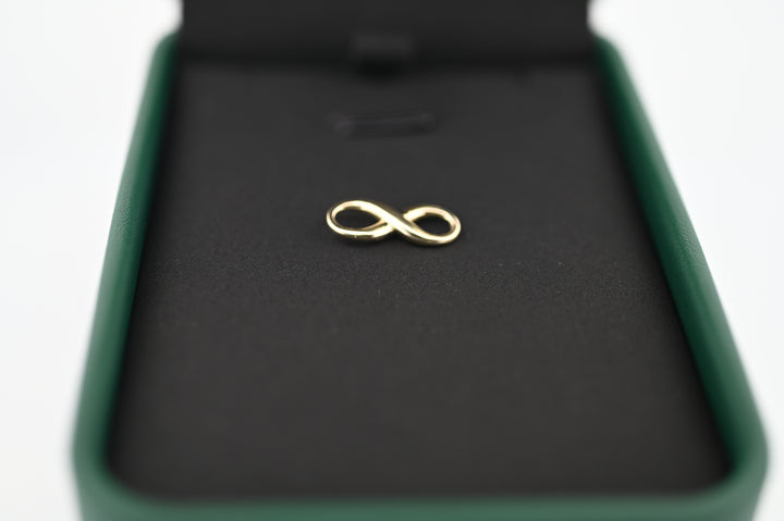 Elegant pandantiv din aur într-o cutie de prezentare, design infinit, ideal cadou de lux pentru femei, bijuterii premium elegante Pladorium.