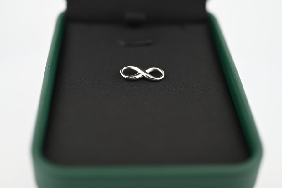 Elegant pandantiv platină Artemis în formă de infinit, cadou perfect pentru femei, simbolizând rafinament atemporal şi lux.