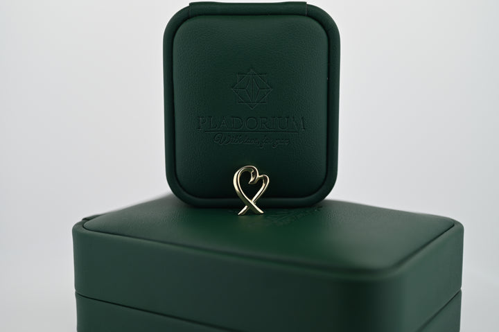 Pandantiv Aur Eros în cutie elegantă Pladorium, simbol al iubirii și eleganței, ideal cadou premium pentru femei.