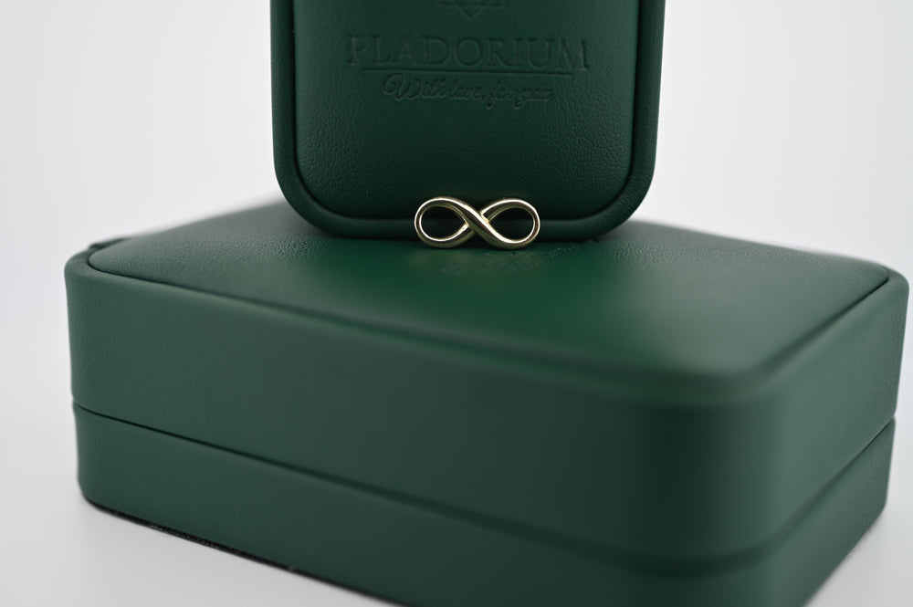 Elegant pandantiv Pladorium infini, ambalat în cutie premium verde, simbol al rafinamentului și luxului accesibil.