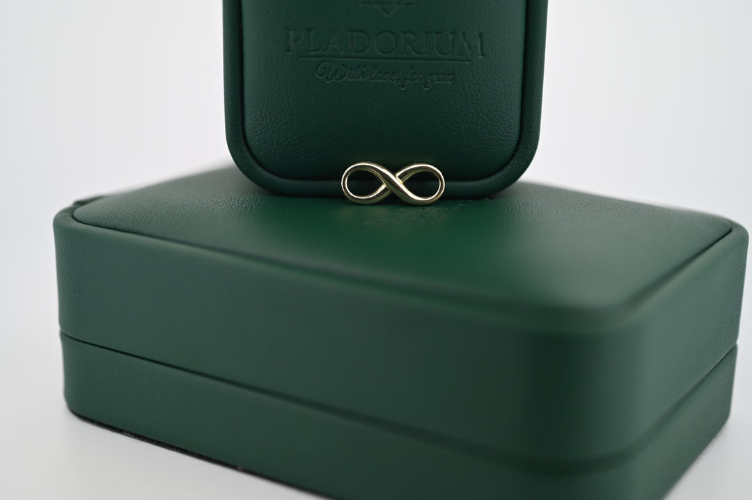 Elegant pandantiv Pladorium infini, ambalat în cutie premium verde, simbol al rafinamentului și luxului accesibil.