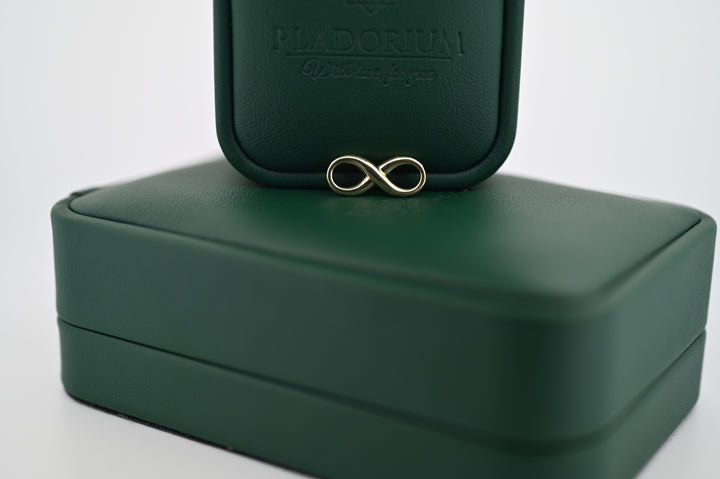 Elegant pandantiv Pladorium infini, ambalat în cutie premium verde, simbol al rafinamentului și luxului accesibil.