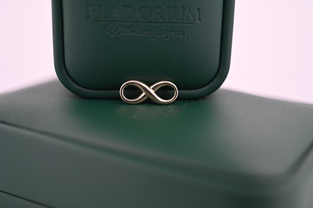 Pandantiv Aur Artemis, un simbol al eleganței și rafinamentului, ideal pentru cadouri premium, Pladorium Luxury Box.