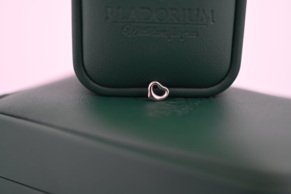 Elegant pandantiv de platină Hera, simbol al eternității și rafinamentului, pe fundal verde Pladorium, cadou perfect pentru femei.