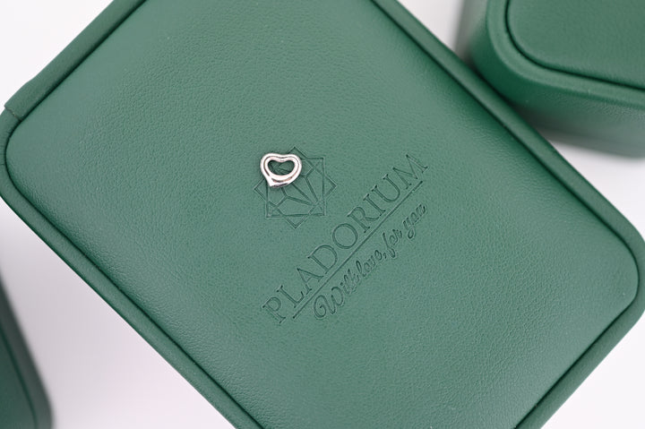 Pandantiv Hera de platină 1.2mm, simbol de rafinament și durabilitate, prezentat într-o elegantă cutie Pladorium.