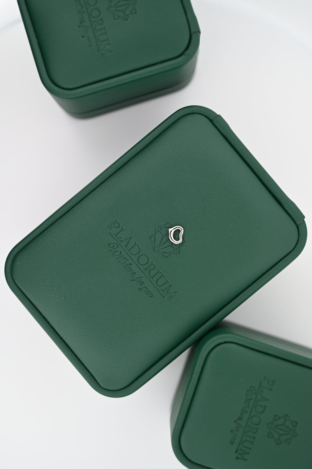 Pandantiv Platina Hera pe cutie verde Pladorium, design elegant și premium, perfect pentru cadou luxos femeilor moderne.