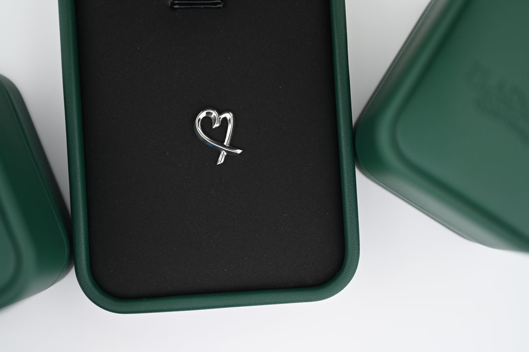Elegant pandantiv inima din platină Eros în cutie verde, simbol romantism și lux. Ideal cadou premium pentru femei.