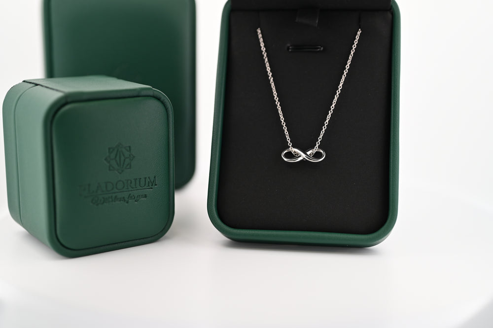 Pandantiv din platină Artemis în cutie elegantă, simbol al eternității și rafinamentului, perfect pentru cadou premium pentru femei.