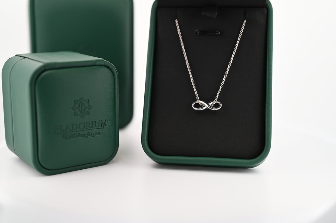 Pandantiv din platină Artemis în cutie elegantă, simbol al eternității și rafinamentului, perfect pentru cadou premium pentru femei.