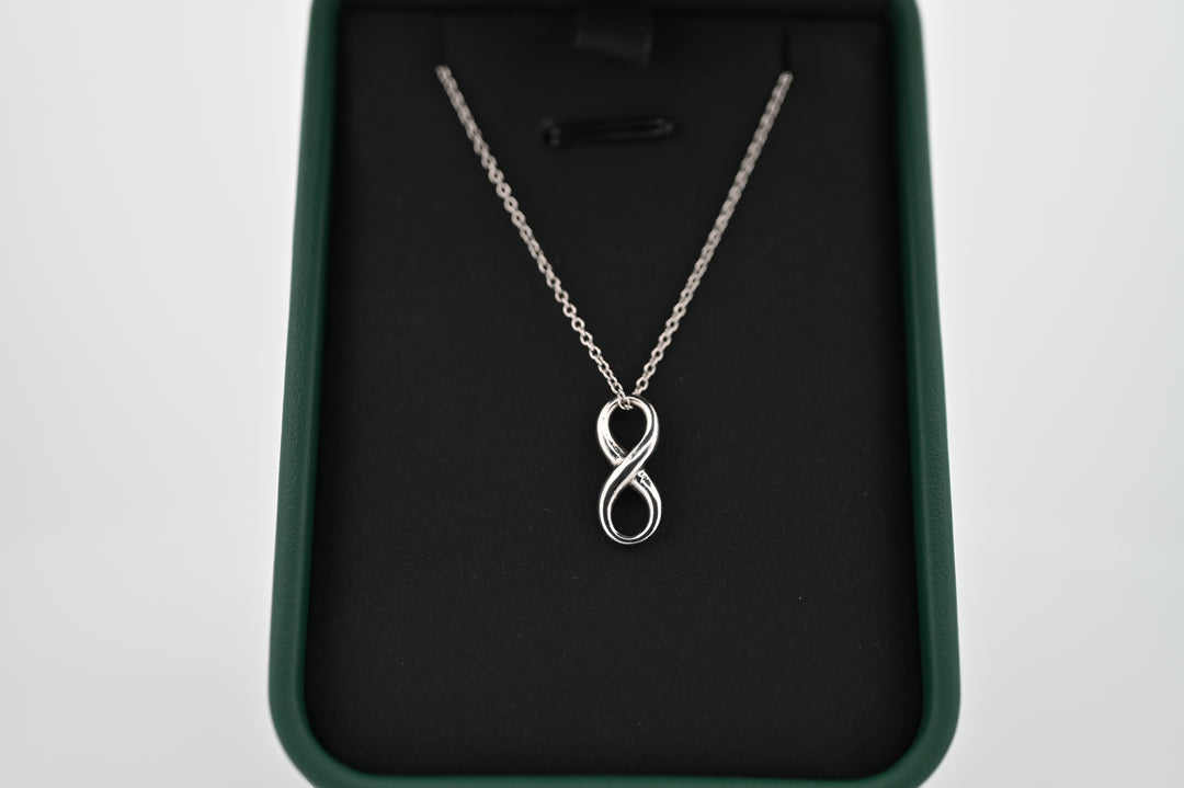 Elegant pandantiv din platină cu simbol infinit, reflectând eternitatea și rafinamentul, perfect pentru femei sofisticate.