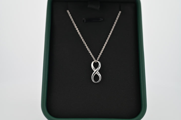 Elegant pandantiv din platină cu simbol infinit, reflectând eternitatea și rafinamentul, perfect pentru femei sofisticate.