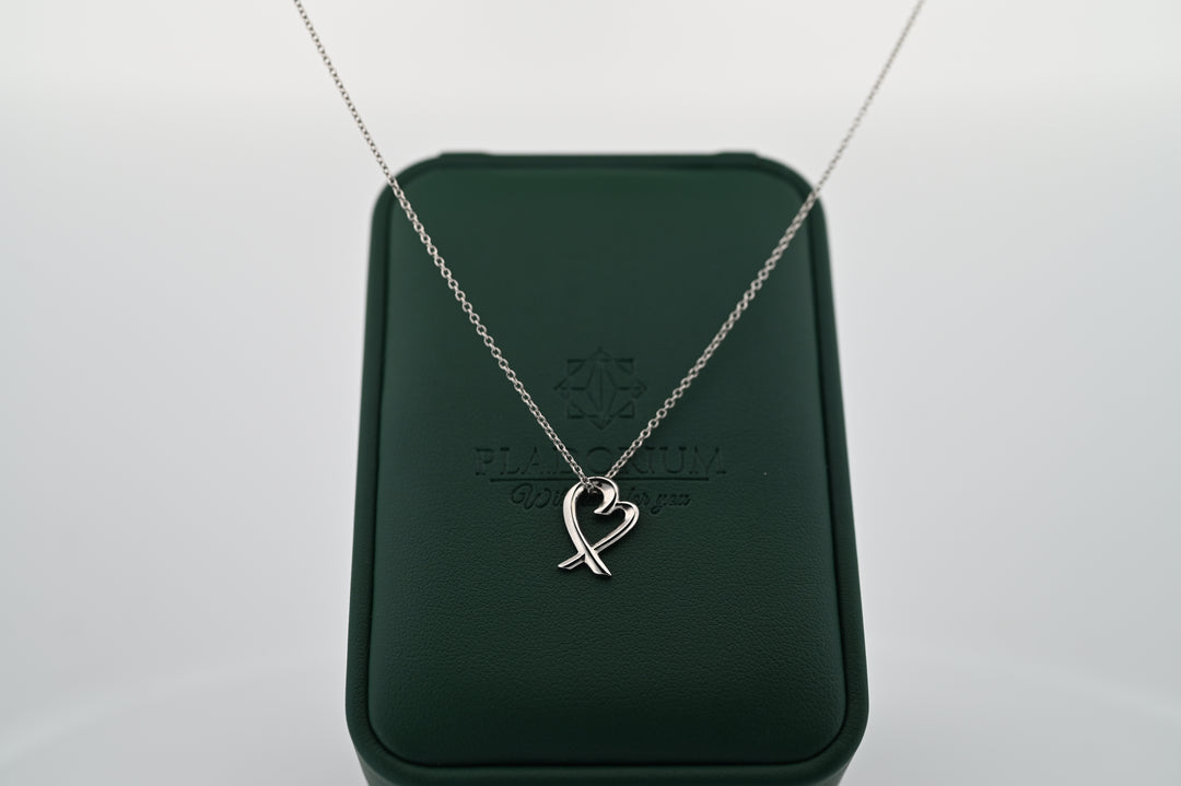 Pandantiv Eros din platină de 1mm, simbol al eternității și rafinamentului, ideal pentru femei, pe un suport elegant.