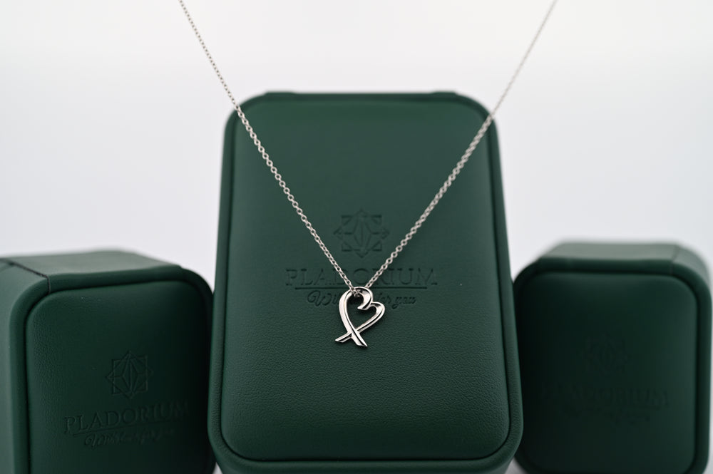 Pandantiv Eros din platină, design elegant, simbol al eternității, potrivit pentru femei, cadou premium, prezentat pe fundal verde Pladorium.