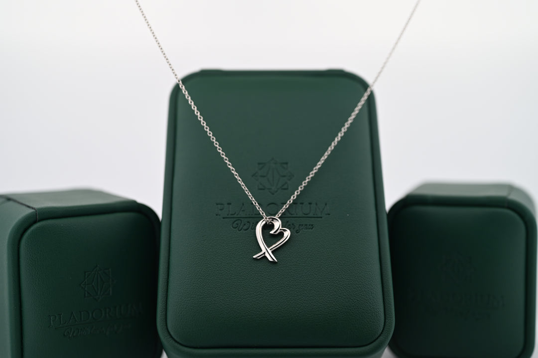 Pandantiv Eros din platină, design elegant, simbol al eternității, potrivit pentru femei, cadou premium, prezentat pe fundal verde Pladorium.