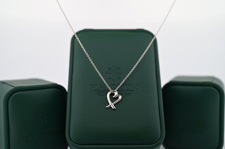 Pandantiv Eros din platină, design elegant, simbol al eternității, potrivit pentru femei, cadou premium, prezentat pe fundal verde Pladorium.