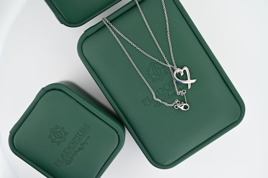 Pandantiv Eros de platină 1.2mm pe lanț elegant, prezentat în cutie verde Pladorium. Perfect pentru cadouri premium. Bijuterii pentru femei.