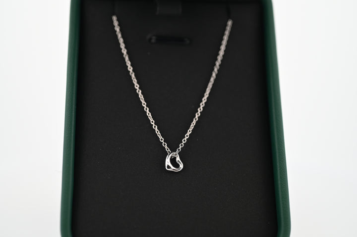 Pandantiv Hera din platină 1.2mm pe lanț elegant, simbol al eternității și grației, ideal ca cadou premium pentru femei.