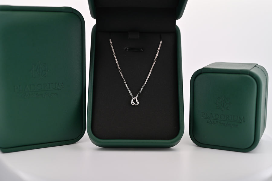 Pandantiv Pladorium Hera din platină, 1.2mm, prezentat într-o cutie elegantă verde, simbol al eleganței și rafinamentului.