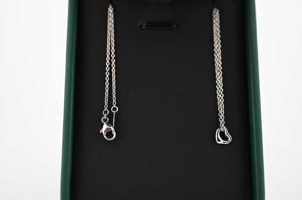 Platina necklace with Hera pendant in luxurious presentation box.