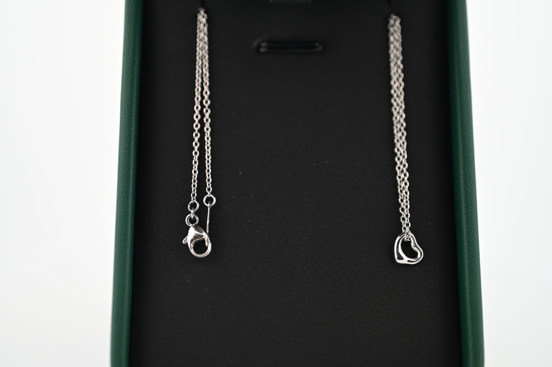 Platina necklace with Hera pendant in luxurious presentation box.