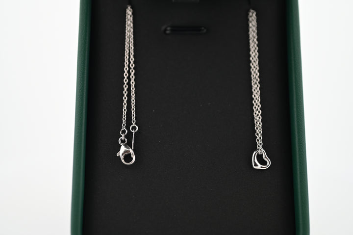 Platina necklace with Hera pendant in luxurious presentation box.
