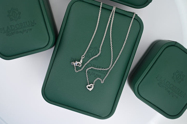 Pladorium lanț platină 1.2mm cu pandantiv Hera pe cutii verzi, simbol al rafinamentului și durabilității, ideal cadou premium.