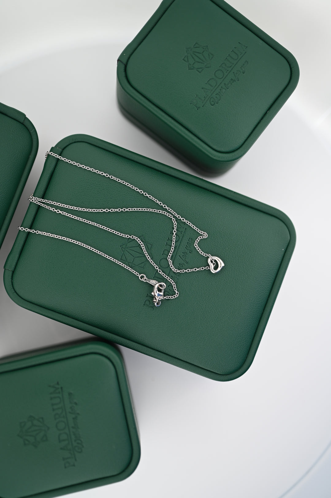 Lant platina 1.2mm cu Pandantiv Hera pe cutie elegantă verde, bijuterie fină pentru femei, cadou premium din platină, Pladorium.